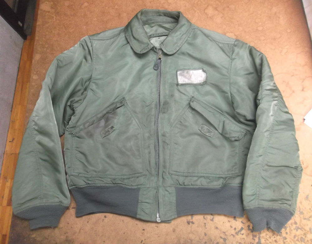 ジッパーの壊れたCWU-45Pフライトジャケットを新しいものに交換 cwu