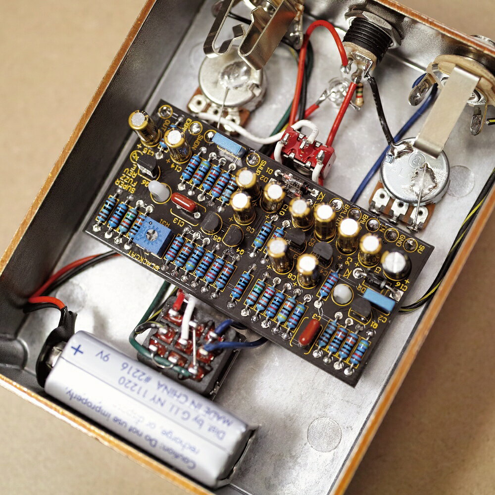 伝統の国産ファズを高次元に再現！人気のBlack Cat Super Fuzzが装い