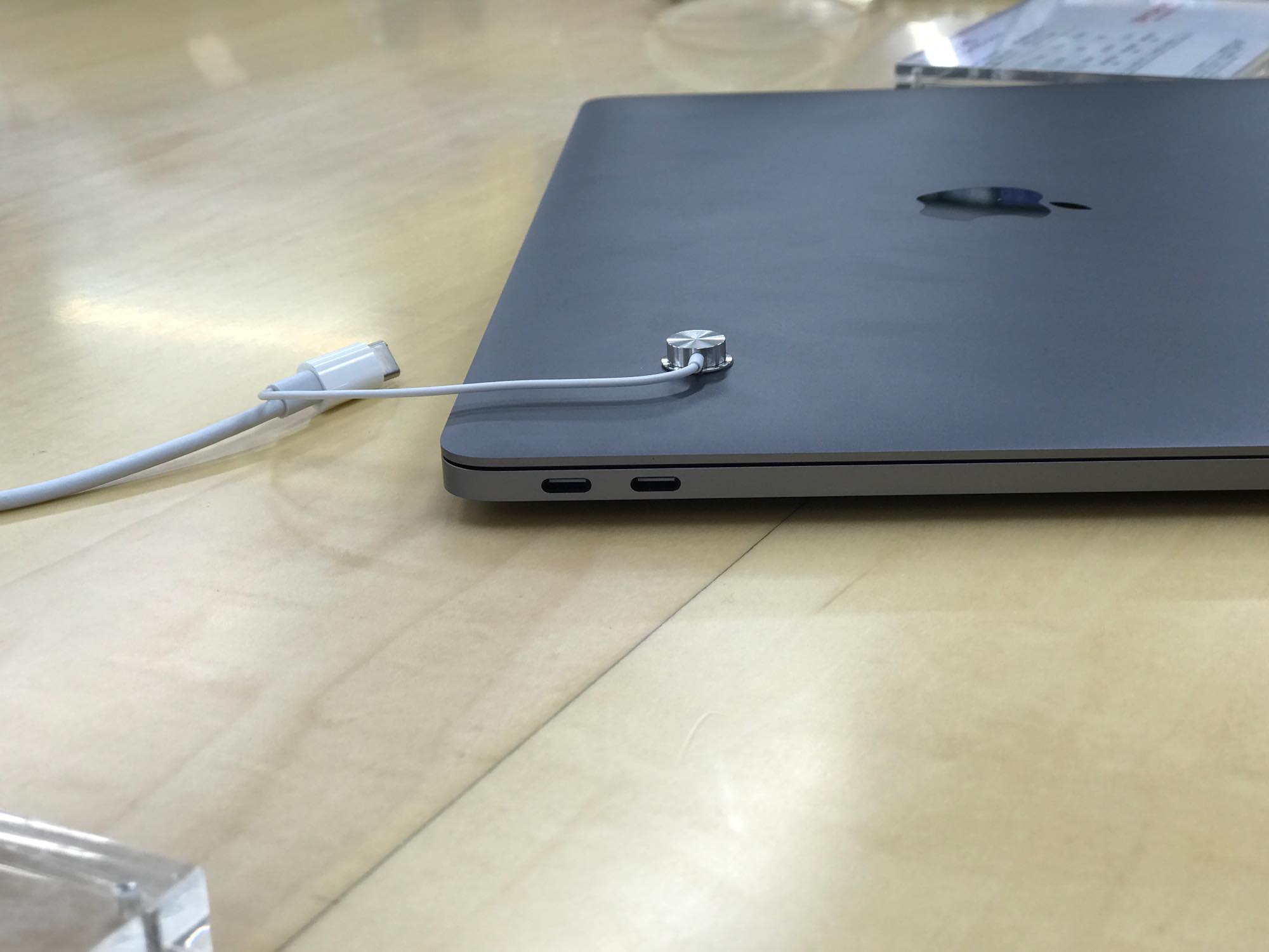 新型13インチ MacBook Pro(Touch Bar非搭載モデル)の実機を店頭で触っ