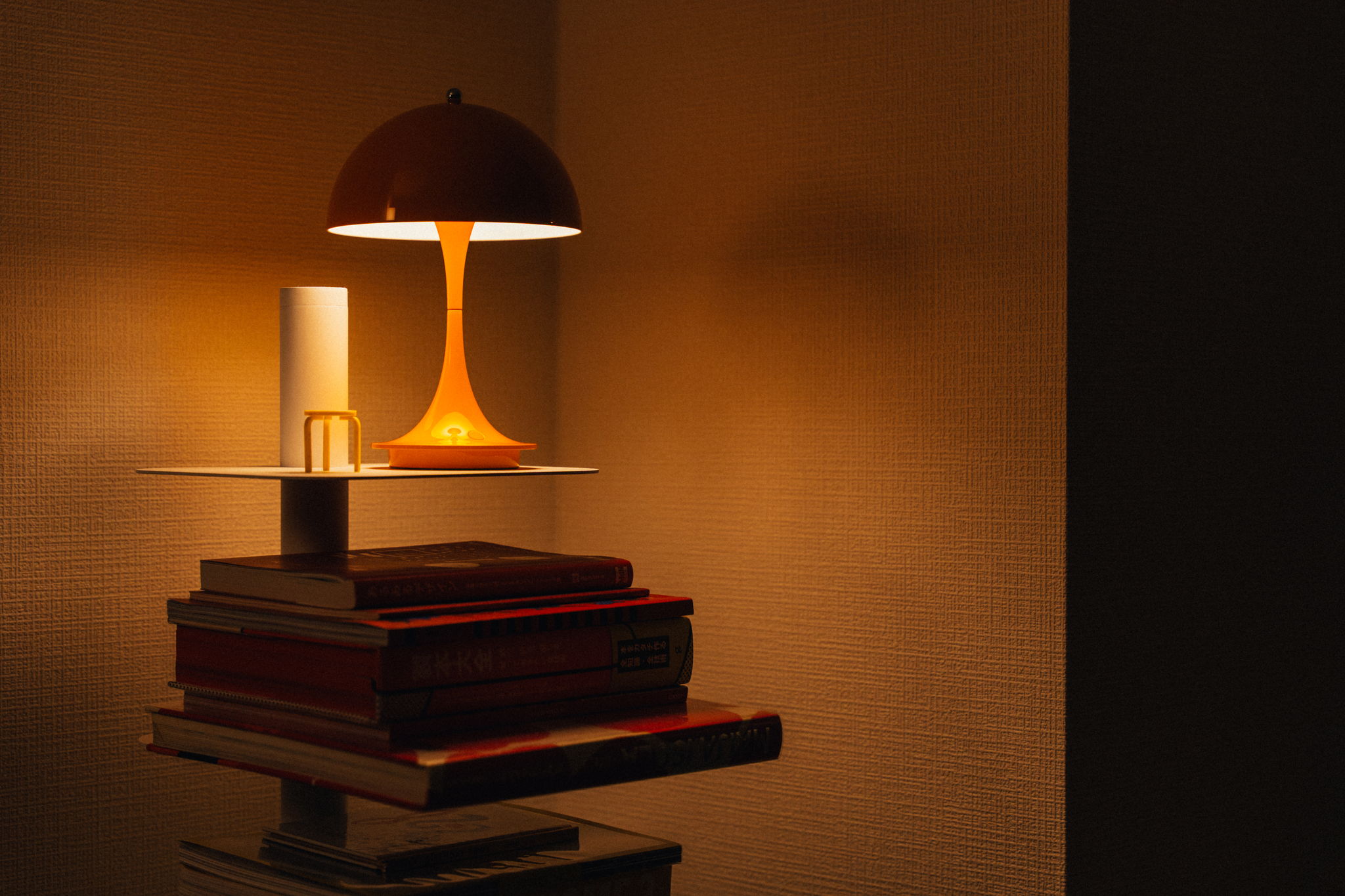 白いデスクをオレンジランプでアクセント｜Panthella Portable Metal