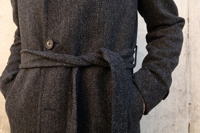 タリアトーレのメランジ素材のヘリンボーン柄がグッとくるベルテッド
