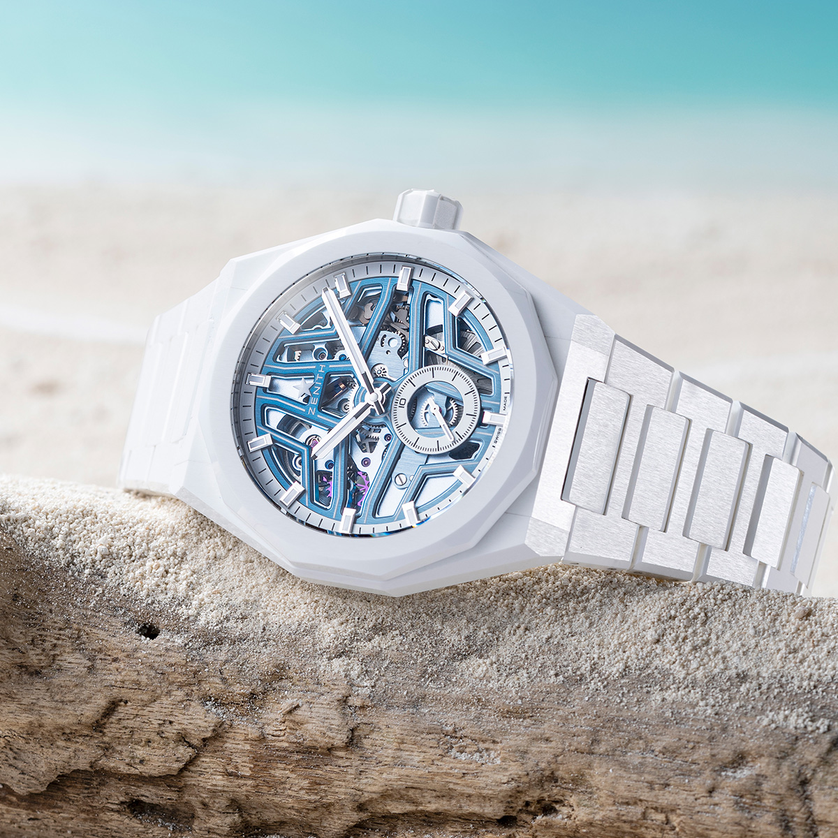 ゼニスが夏のビーチに映える真っ白な「デファイ スカイライン