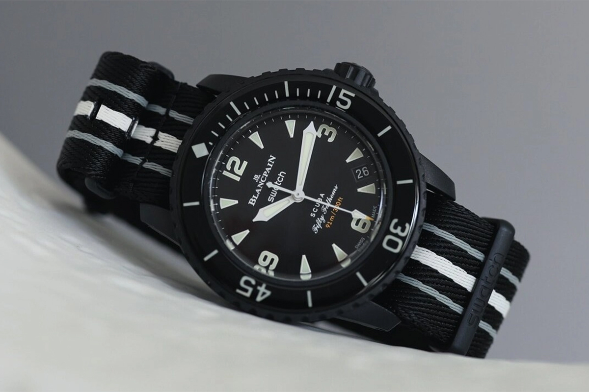 スウォッチの黒フィフティ ファゾムスコラボレーションモデルは、見れ