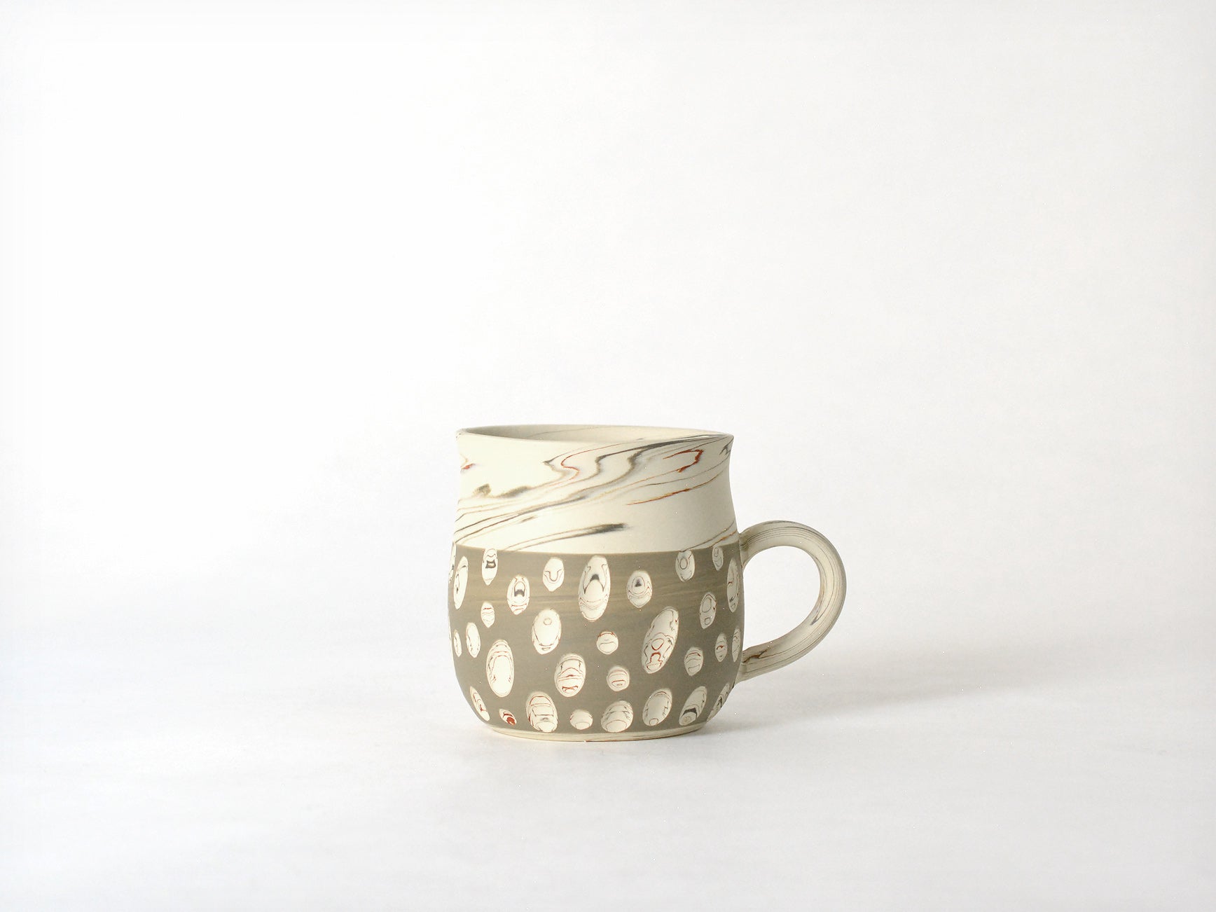 マグカップ [白練込 / 水玉緑] / 憲児陶苑 – ANDWARE TOKY