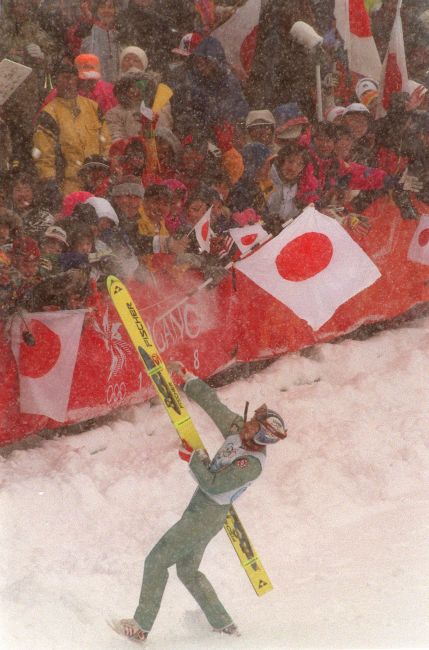 写真特集 - ジャンプ団体の金メダルを決めた最終ジャンパーの船木和喜