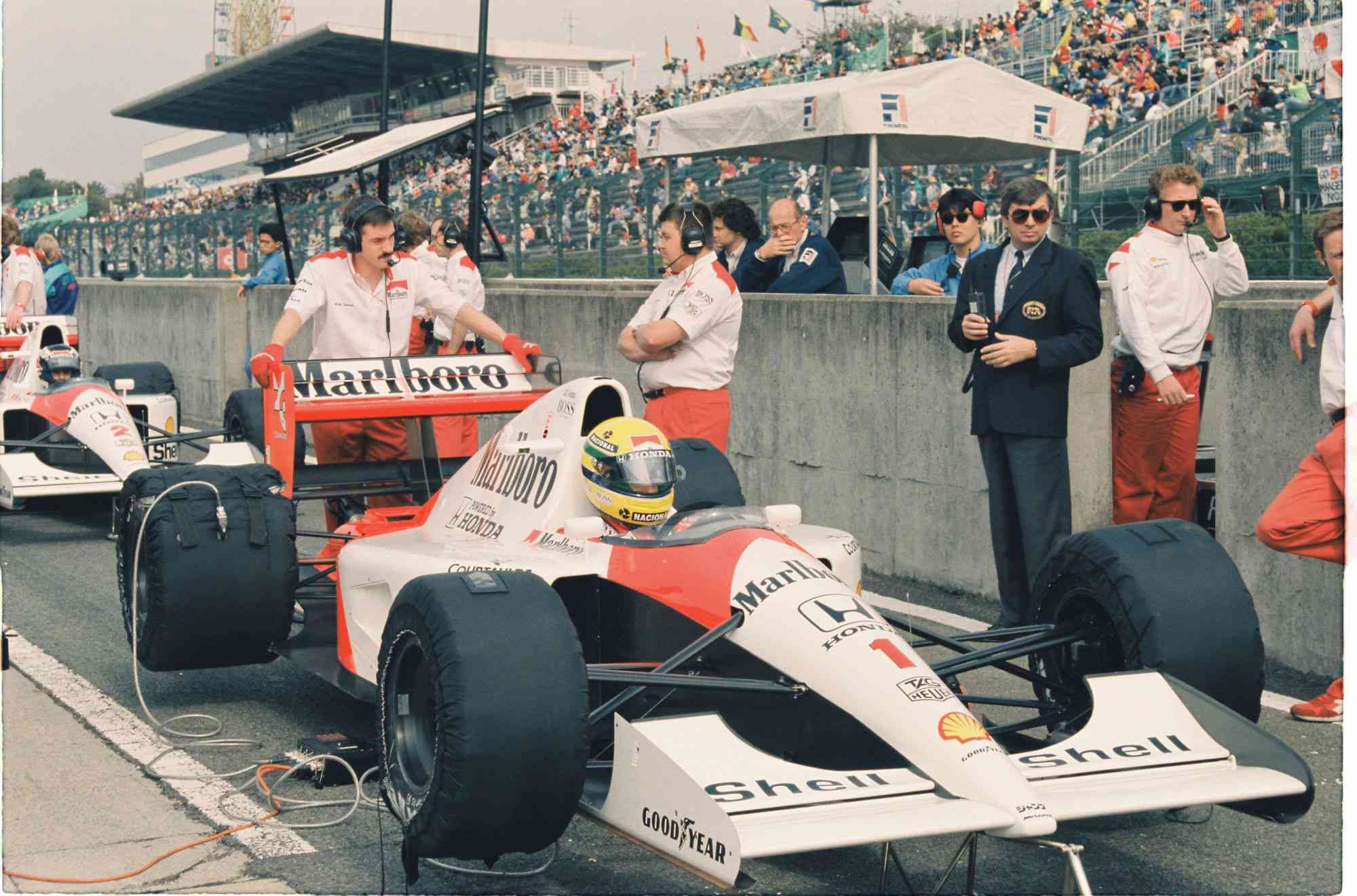 レース前にチェックを行うアイルトン・セナ（マクラーレン・ホンダ）の