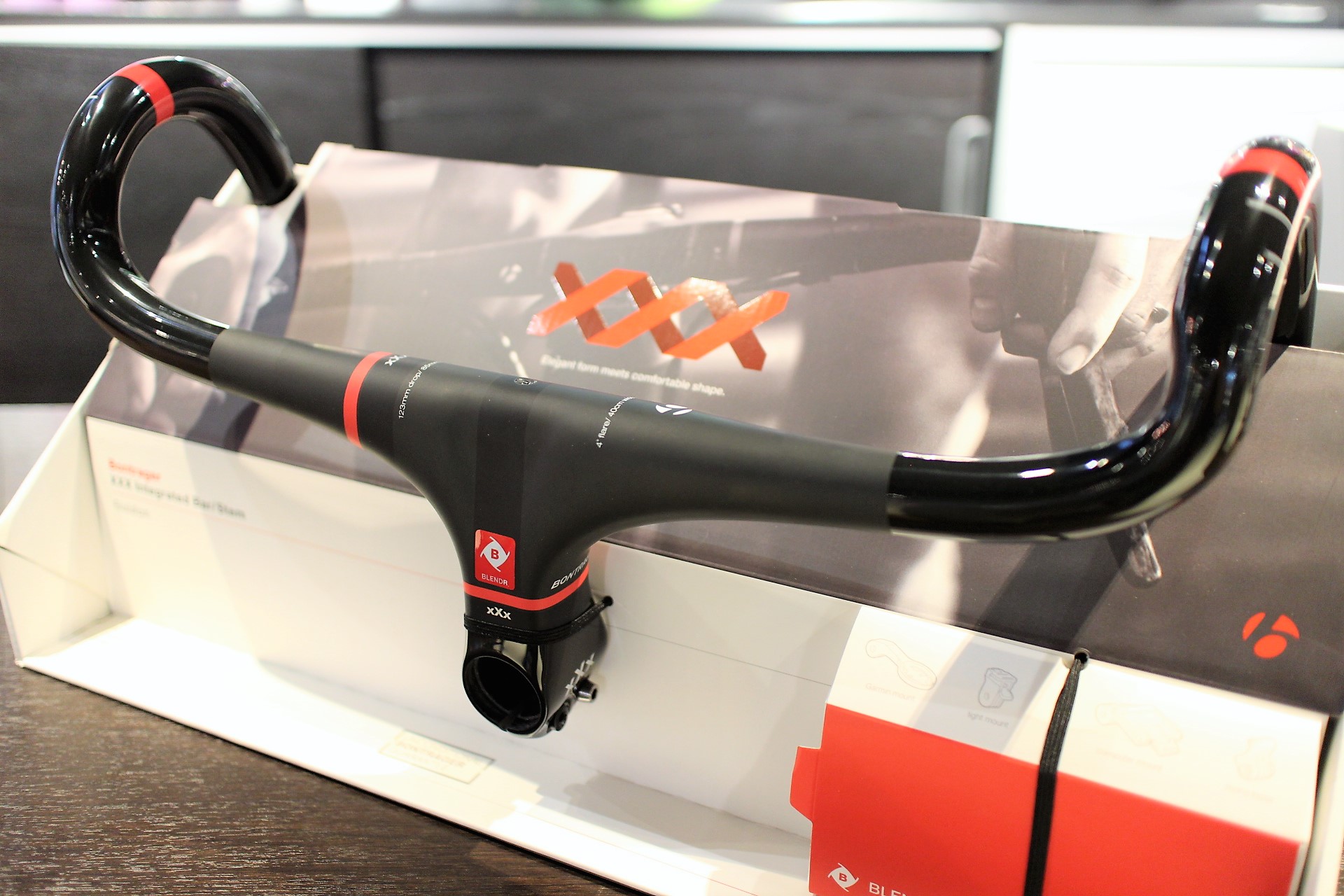 ボントレガー「XXX Integrated Bar/Stem」ステムハンドル一体型で超