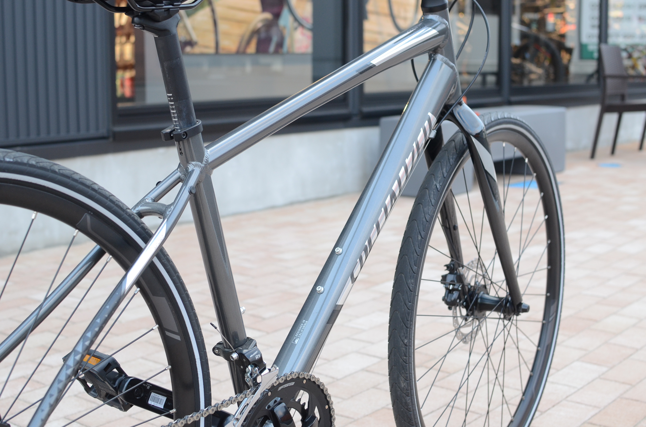 油圧ディスクブレーキを搭載したクロスバイク！シラス スポーツ