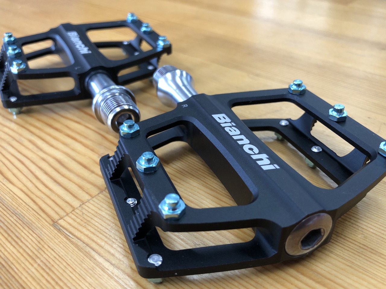 Bianchi 軽量 CNCフラットペダル再入荷しました。 | Climb cycle sports