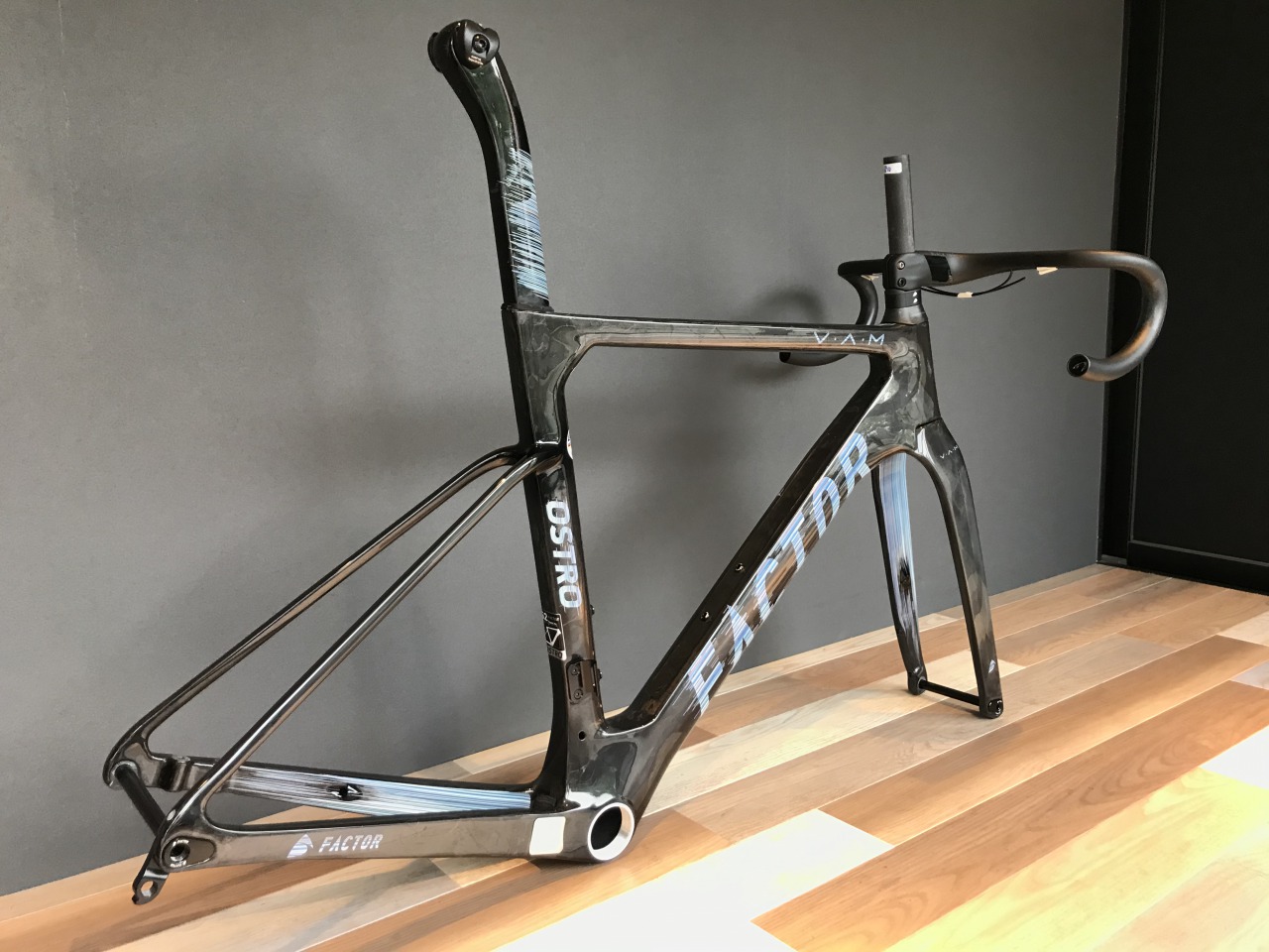 FACTOR取り扱い開始！OSTRO VAM入荷しました～組付けします！ | Climb