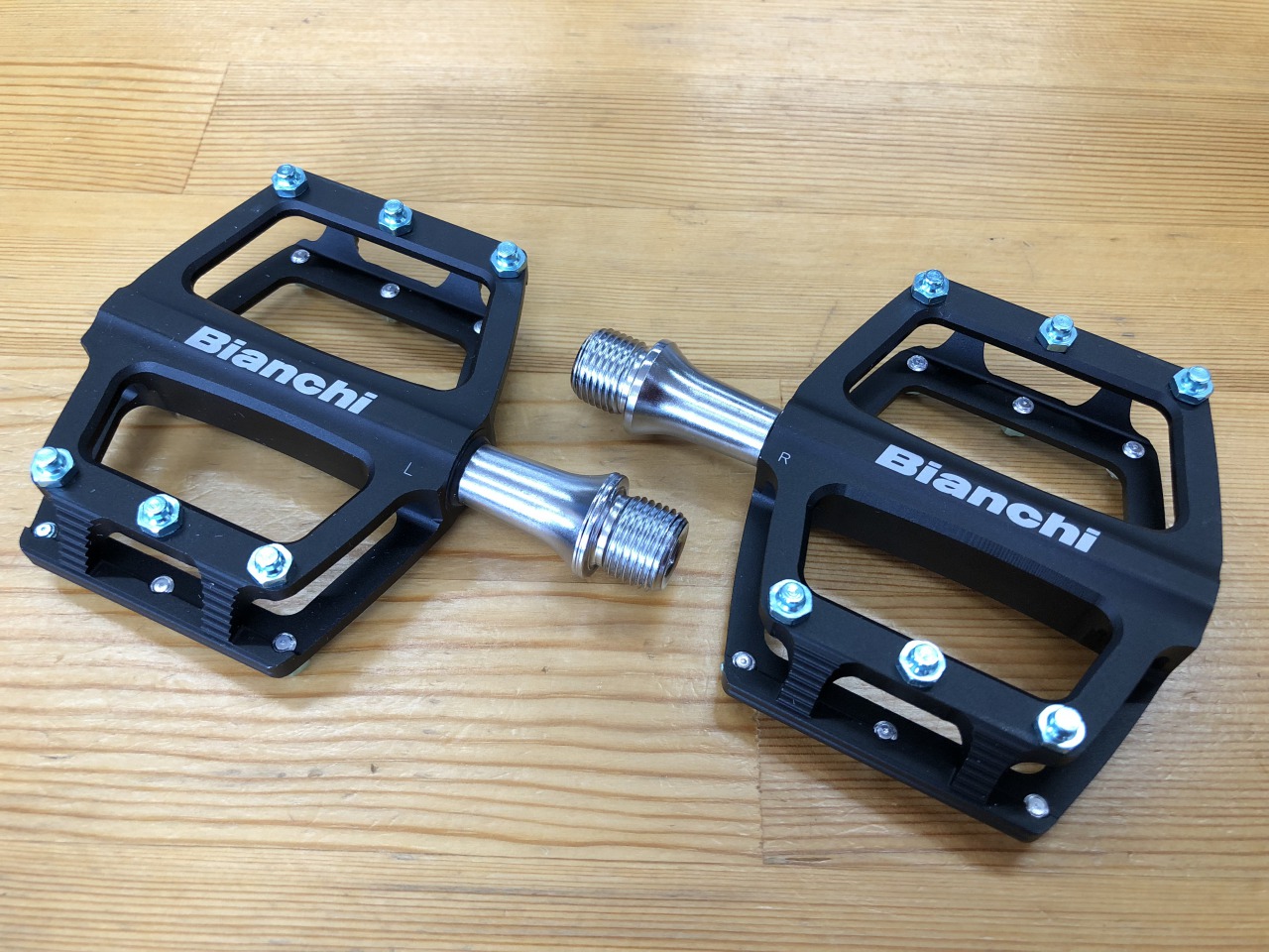 Bianchi 軽量 CNCフラットペダル再入荷しました。 | Climb cycle sports