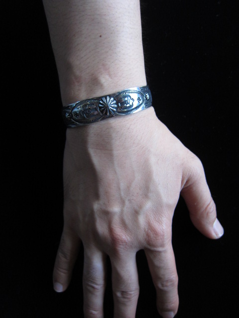 ラリースミスSHELL REPOUSSE THUNDER BIRD BANGLE