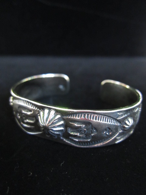 ラリースミスSHELL REPOUSSE THUNDER BIRD BANGLE