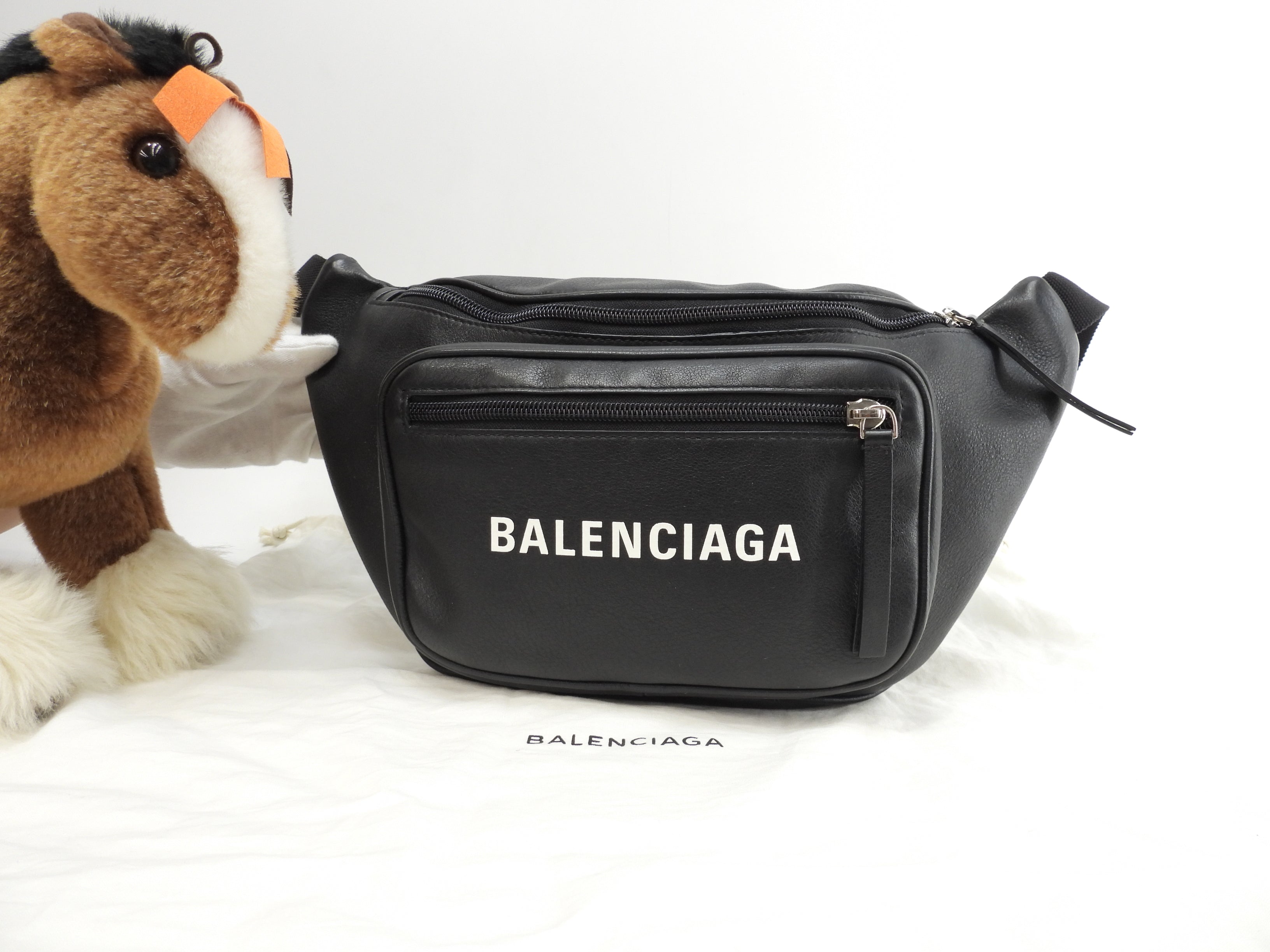 バレンシアガ ベルトバッグ エブリデイ レザー黒 ボディバッグ 白ロゴ