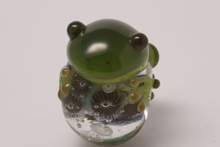 蛙、海のカケラを抱く