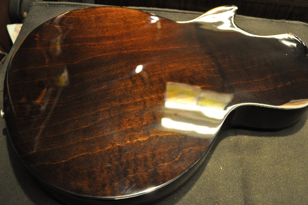 ギブソン・フリーク必見！フラット・トップのES-Les Paulが登場ッ