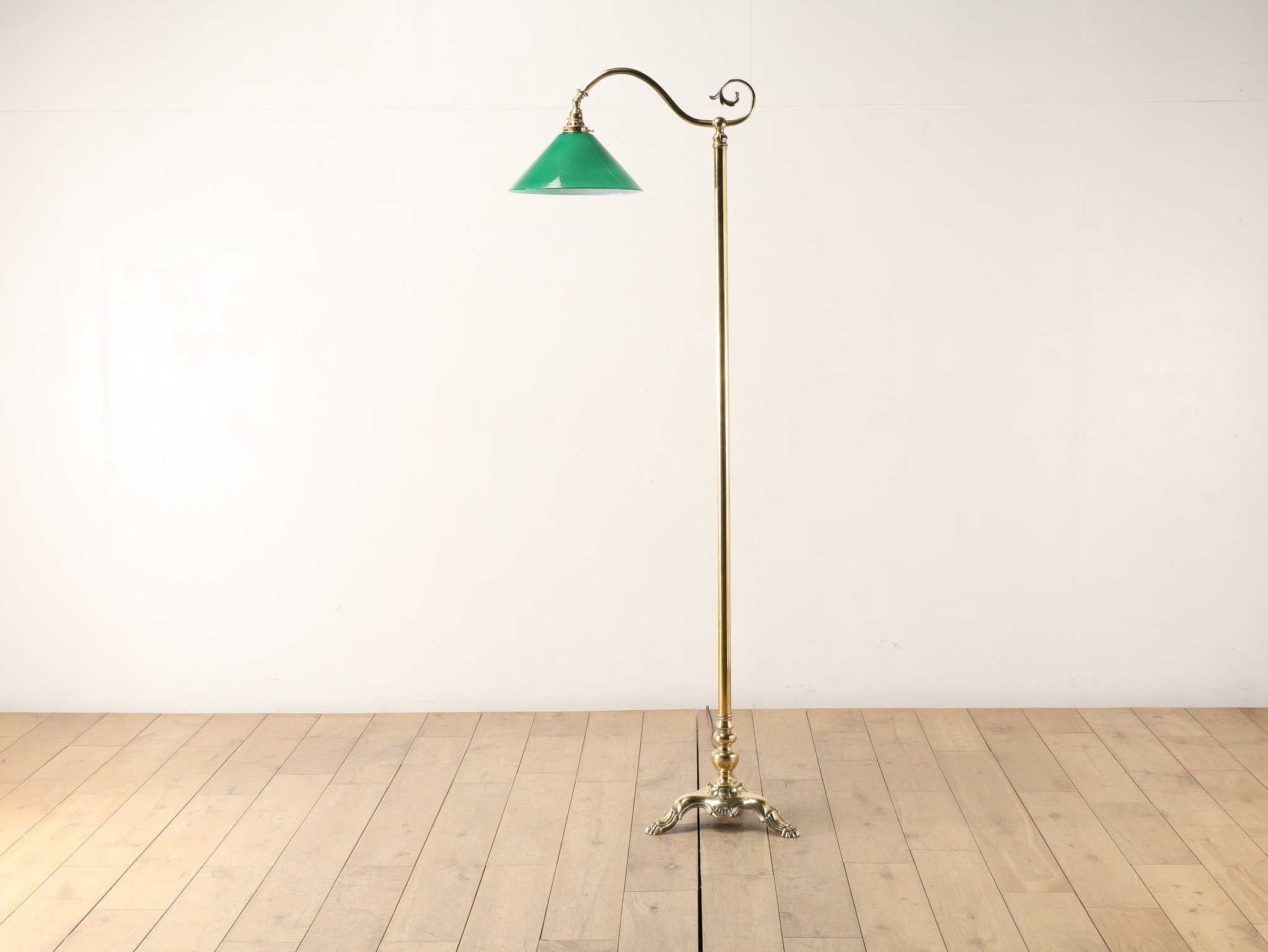 グリーングラスフロアランプ | ロイズ・アンティークス | ヨーロッパの