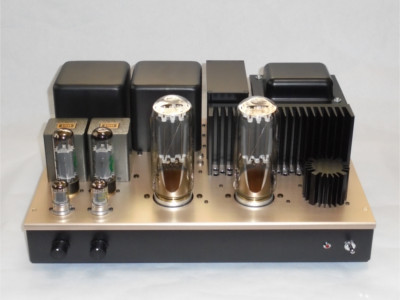 カスタムの真空管パワーアンプ