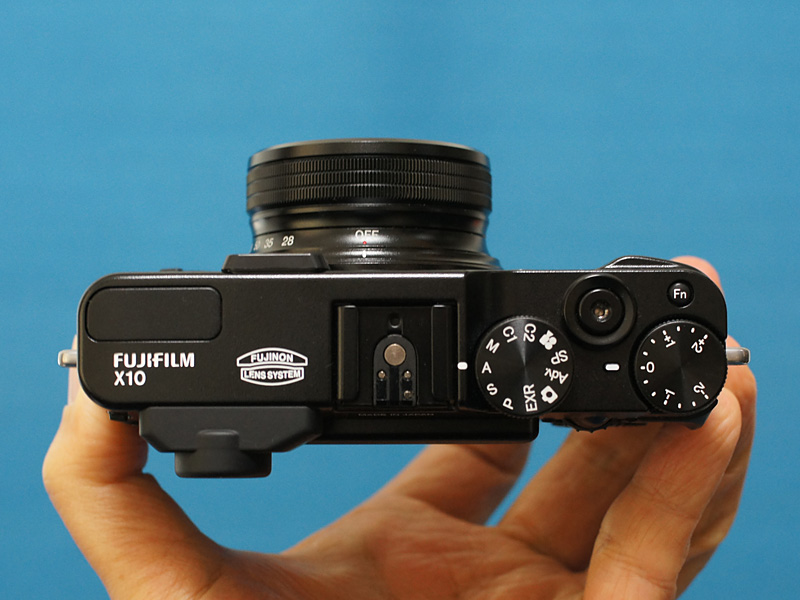 富士フイルム X10の外観をみる /monox デジカメ 比較 レビュー