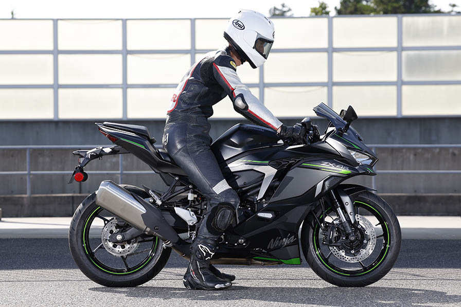 77馬力の400cc」は 意外やピーキーな純スポーツ！ Kawasaki Ninja ZX
