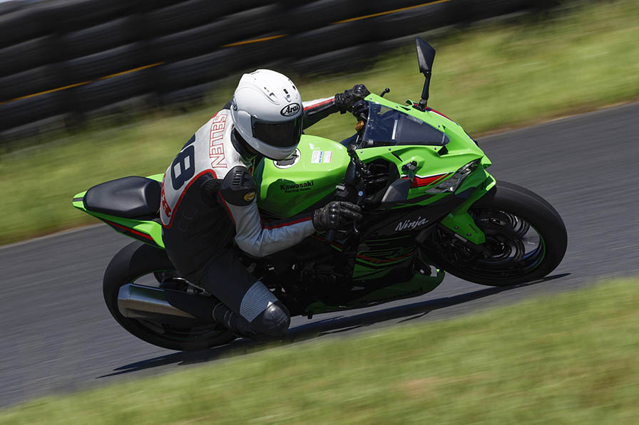 77馬力の400cc」は 意外やピーキーな純スポーツ！ Kawasaki Ninja ZX
