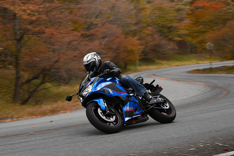 Kawasaki Ninja ZX-4R SE リアルワールド・ボーイズレーサー – WEB Mr.Bike