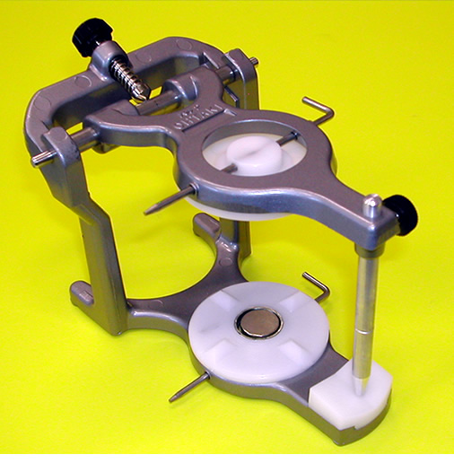 株式会社オオタキ：製品情報：咬合器 » OHTAKI Ver2(簡易型咬合器)