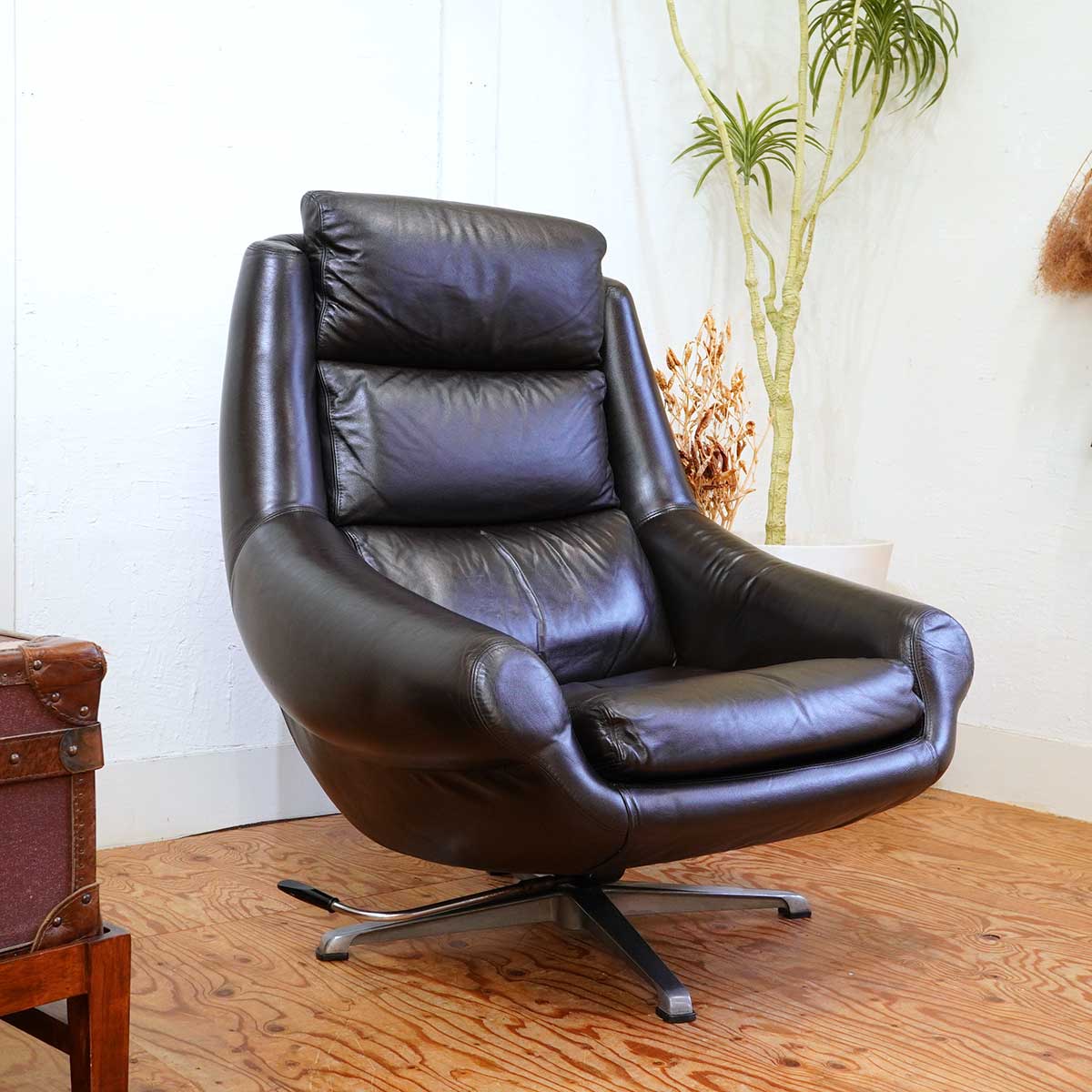 OVERMAN社 ラウンジチェア レザー 回転式 北欧 ブラック ミッド