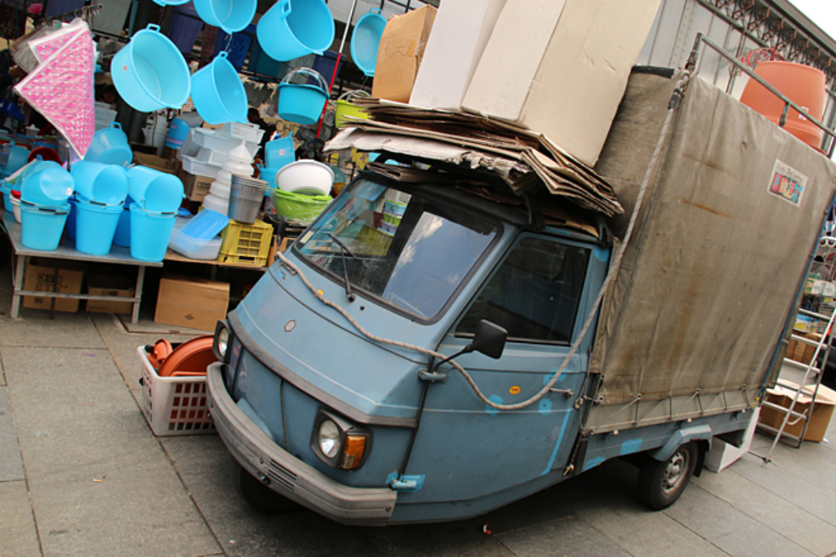 第403回：スーパーに乱入!? 三輪トラック「アペ」のある風景2015