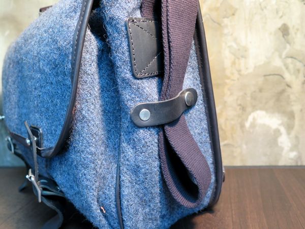 OUTLET】ハリスツイードによる至高のフロントバッグが現品限りの