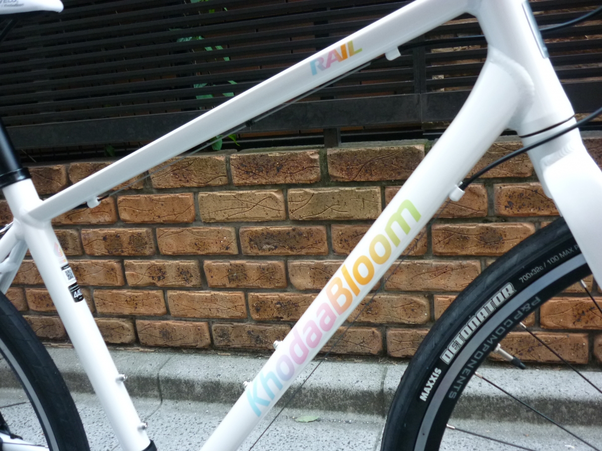 KHODAABLOOM】鮮やかなカラーリングが映えるクロスバイク「RAIL SAKULA