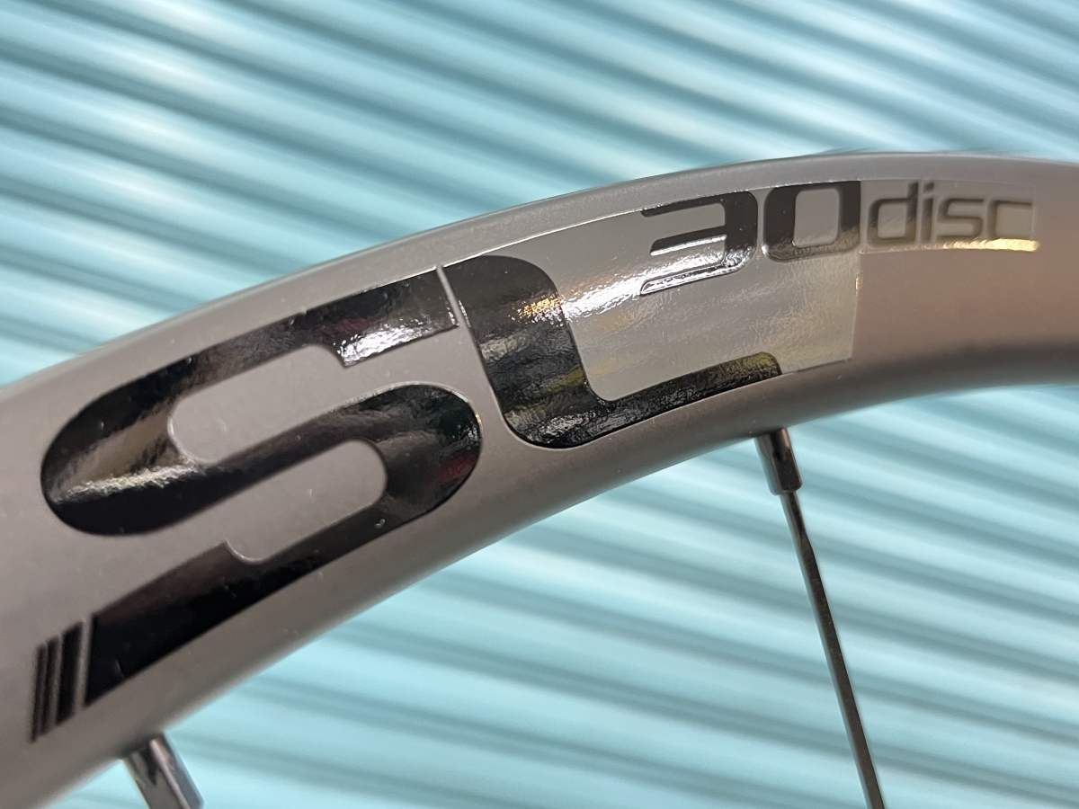 セラミックベアリングを搭載した軽量フルカーボンクリンチャーDISC