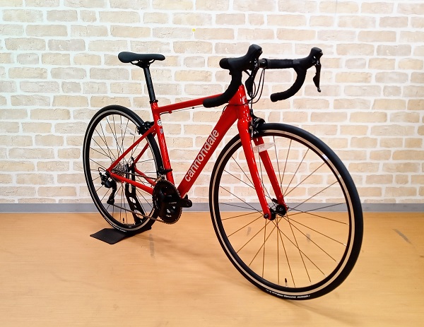 軽量アルミロード】”カーボンキラー”のDNAを持つcannondale CAAD