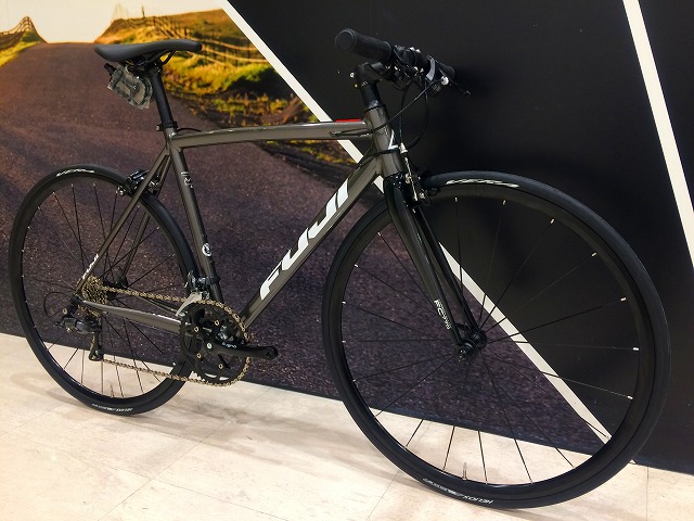 旧モデル特価】軽量8.9㎏！見た目はクロス・中身はロードバイク！FUJI