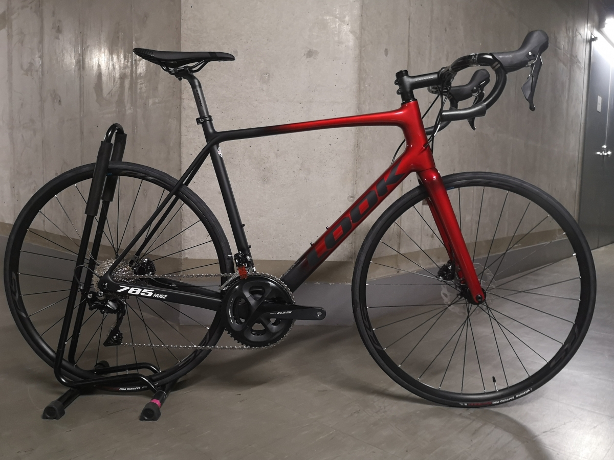 LOOK】赤黒がカッコイイ、2022年モデルの785 HUEZをご紹介します