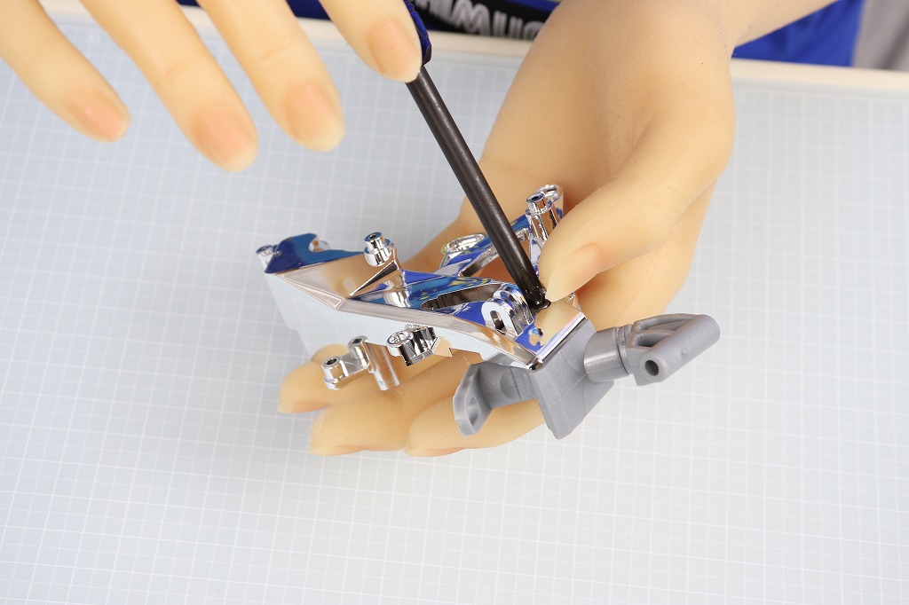 ドールと京商ハングオンレーサー「SUZUKI RGV-Γ」 (組立編2)