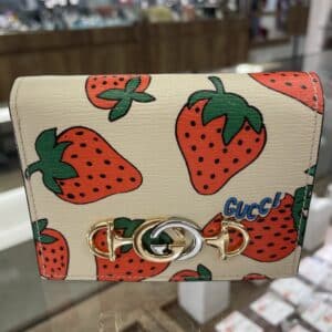 GUCCI 販売】内側にまでたっぷり描かれたイチゴ柄が可愛い🍓グッチのお