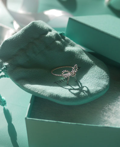 指にリボンを ティファニー 「ツイスト リボン リング」 | WOMANIA