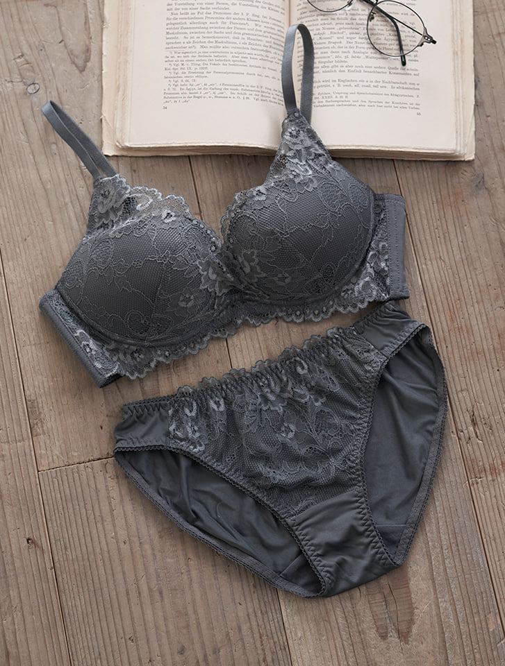 izumi BODY LABO 脇高フロントクロスノンワイヤーブラショーツセット