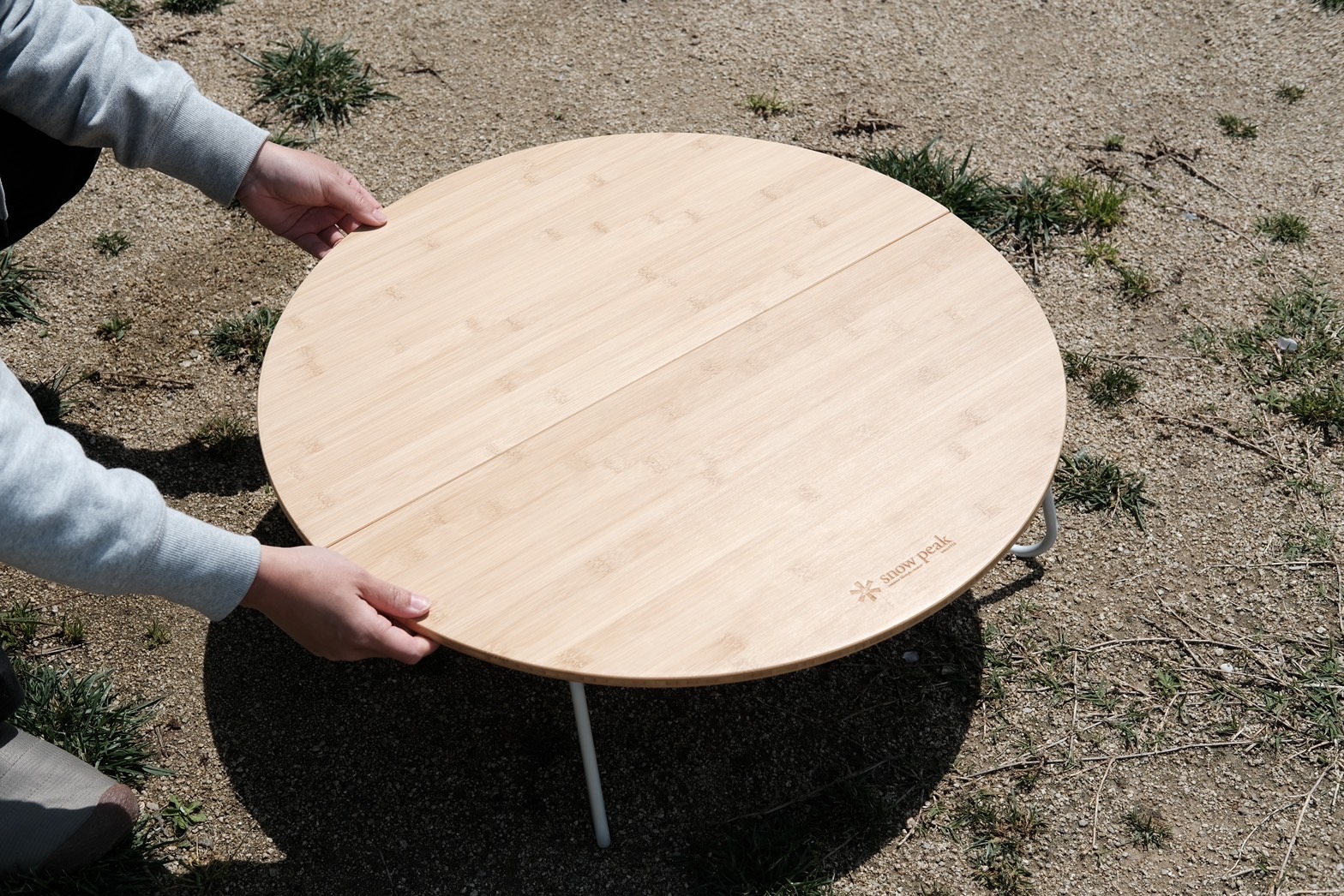 スノーピークのテーブルでテントサイトがまるで自宅？！日本式キャンプ