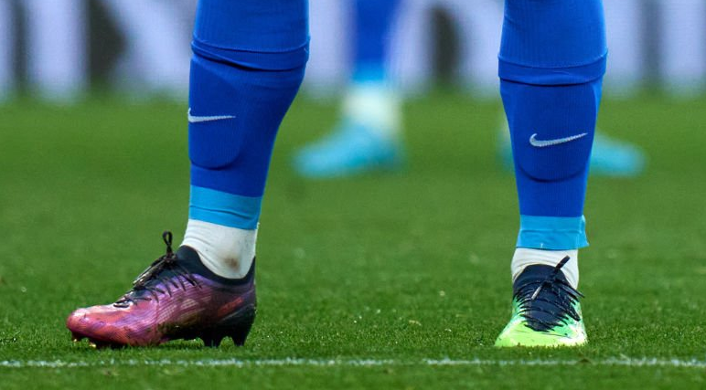 アトレティコ所属 アントワーヌ・グリーズマンが左右モデル違いの