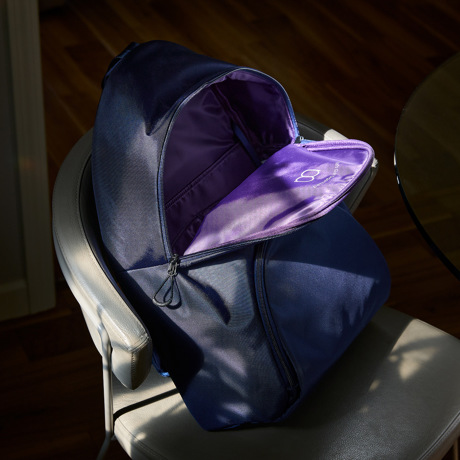 片手でパカっと、持ち物マネージメント 口が自然に90°開くから、荷物が