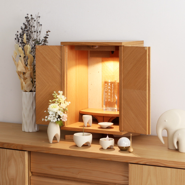 セイル ライト - 仏壇のあるリビング｜現代的でモダンな祈りの