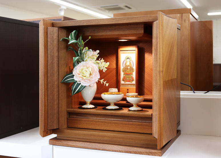 メモリアショップ岡山総社 - 仏壇のあるリビング｜現代的でモダンな