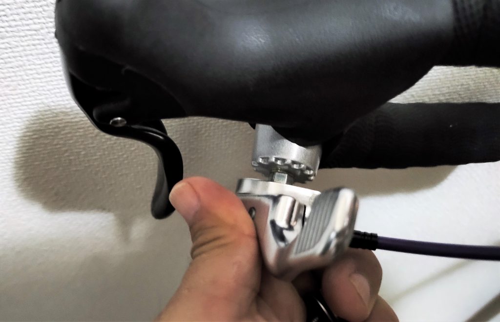 シマノ以外の変速シフター、ダイアコンペのWING SHIFTERで、リア