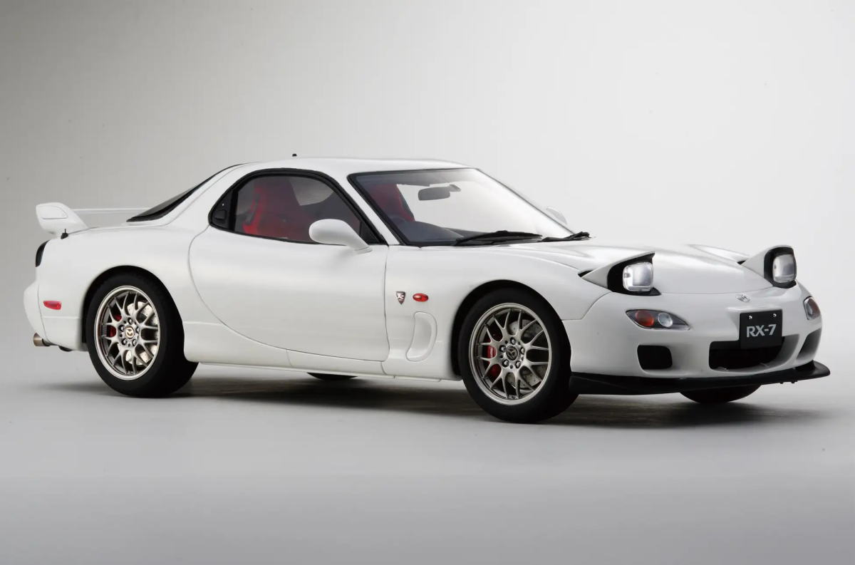 週刊・マツダ RX-7創刊、8分の1スケールのハイクオリティモデルはエンジン