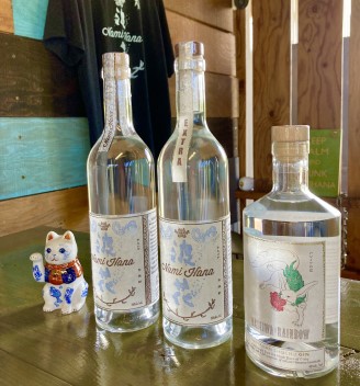 ハワイ産の芋焼酎『波花』と、新商品のジン『ハレイワレインボー