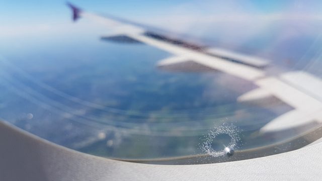 飛行機の窓の角が丸くて、実は真ん中の1枚に小さな穴が開いている理由