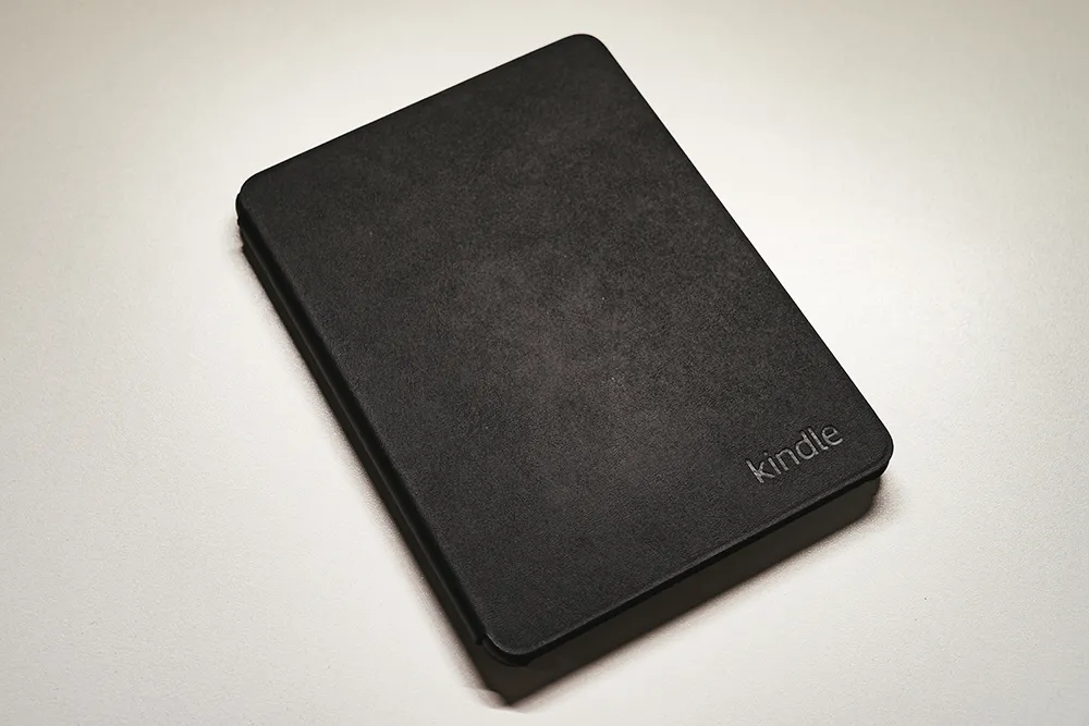 レビュー】Amazon 純正 植物性レザーカバーが Kindle を格上げする