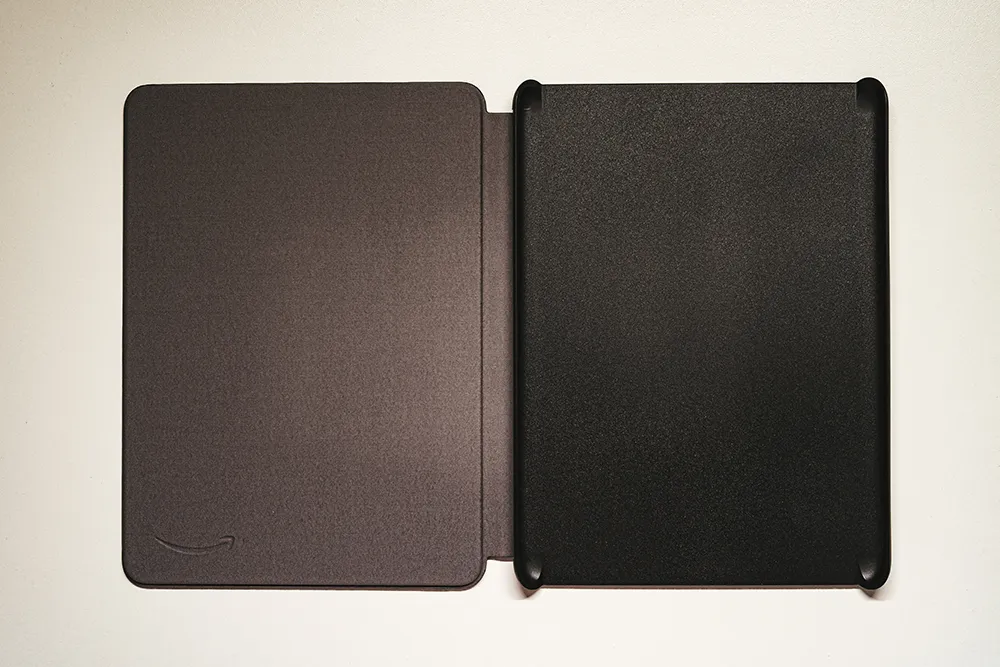 レビュー】Amazon 純正 植物性レザーカバーが Kindle を格上げする